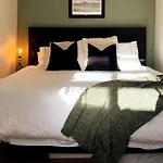 Chic, Relaxing Stay Just 18 Mins Into The City