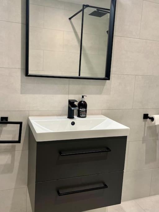 Apartment Chic, Relaxing Just 18 Mins Into The London