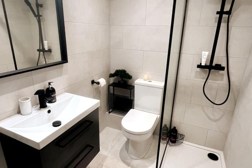 Apartment Chic, Relaxing Just 18 Mins Into The