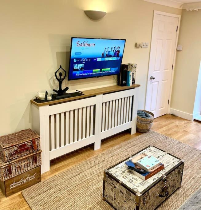Apartment Chic, Relaxing Just 18 Mins Into The London