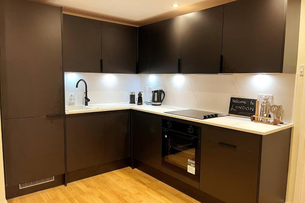 Chic, Relaxing Just 18 Mins Into The Apartment London