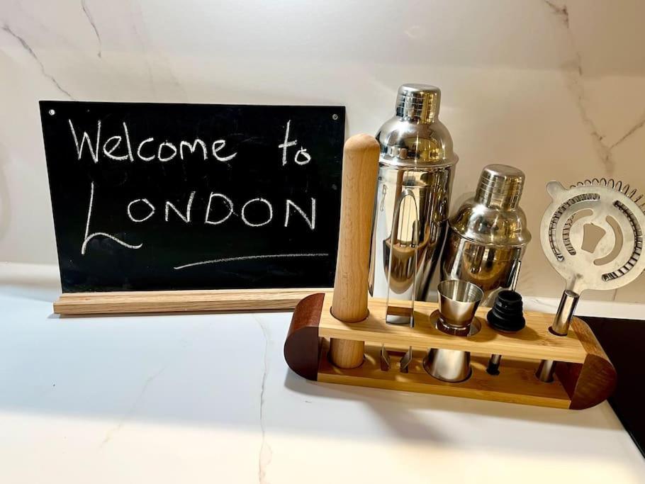 Apartment Chic, Relaxing Just 18 Mins Into The London